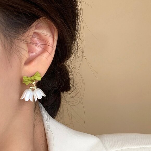 🔥2/$20 Flower Earrings S925 Silver Pin - Picture 1 of 7